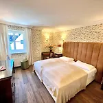 Ashley's Garden Hotel