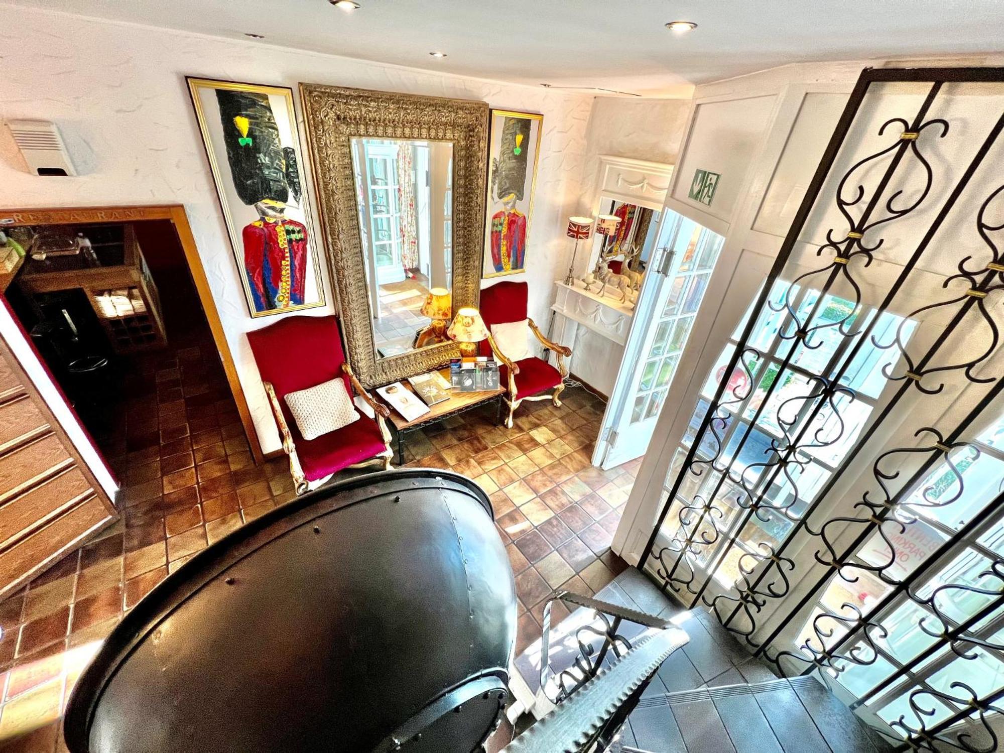 Ashley's Garden Hotel